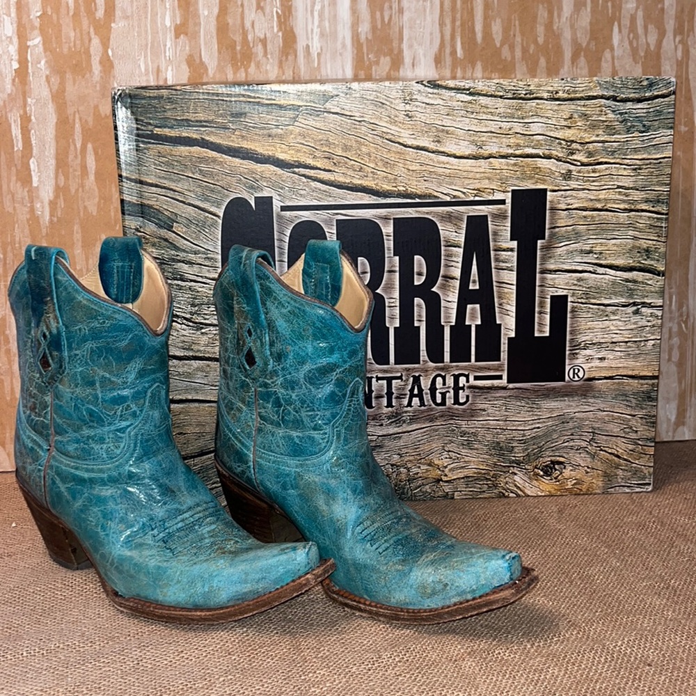 Corral Vintage turquoise ankle boot 7 1/2